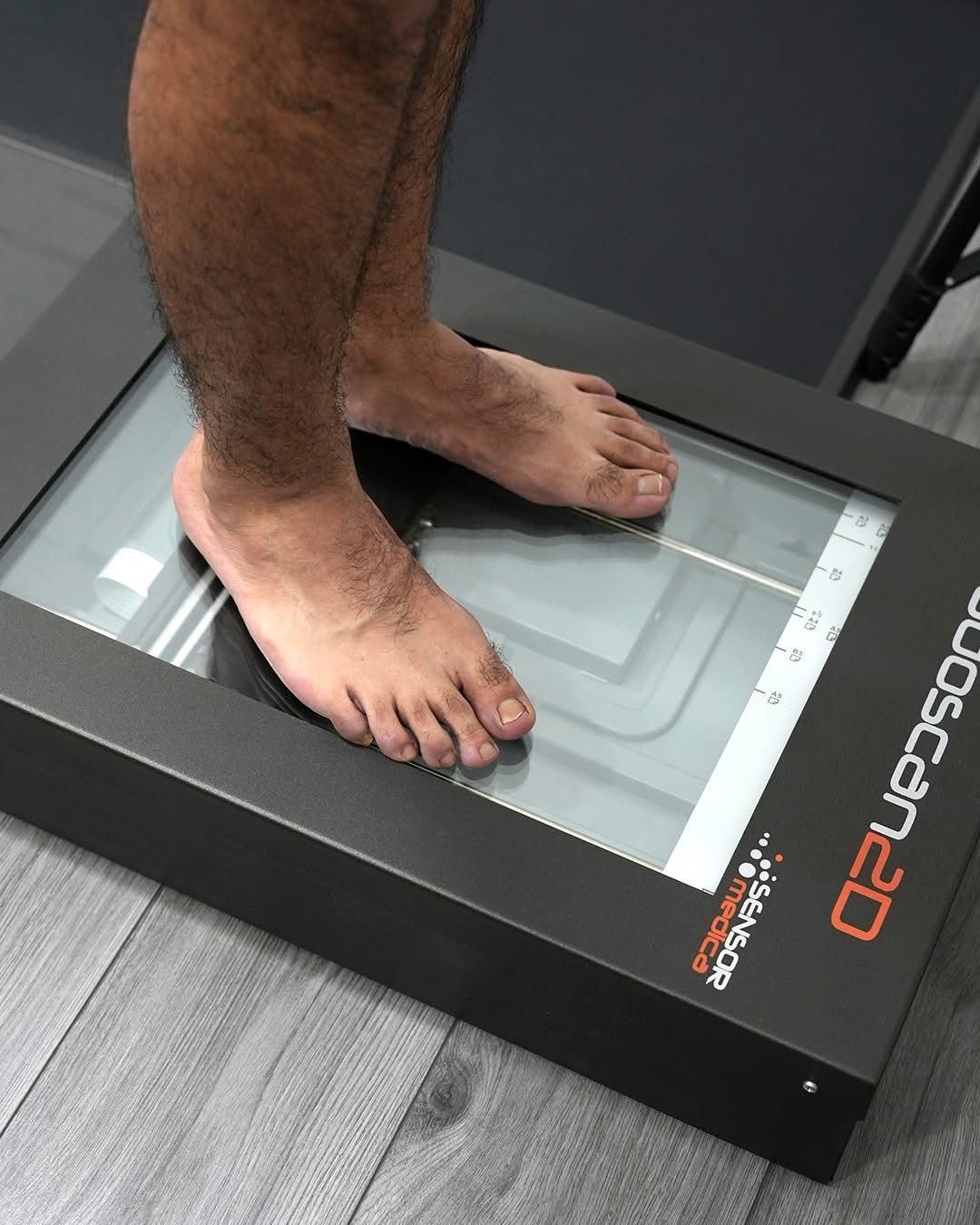 Registro de los pies sobre el equipo de escaneo de Podotech